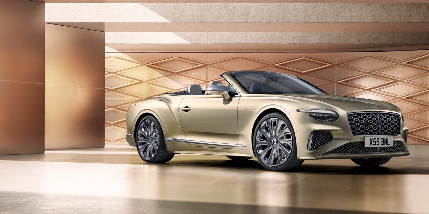 Bentley Santo Domingo Bentley New Continental GTC Mulliner V8 hybrid front three quarters in Patina paint